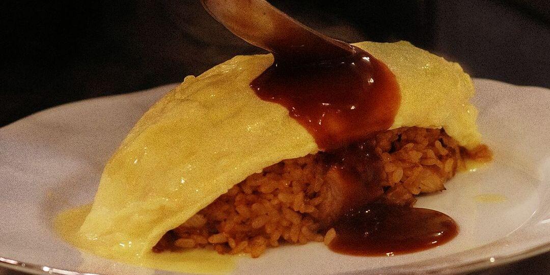 Delicious teppanyaki-style omurice offered by WAKATAKE