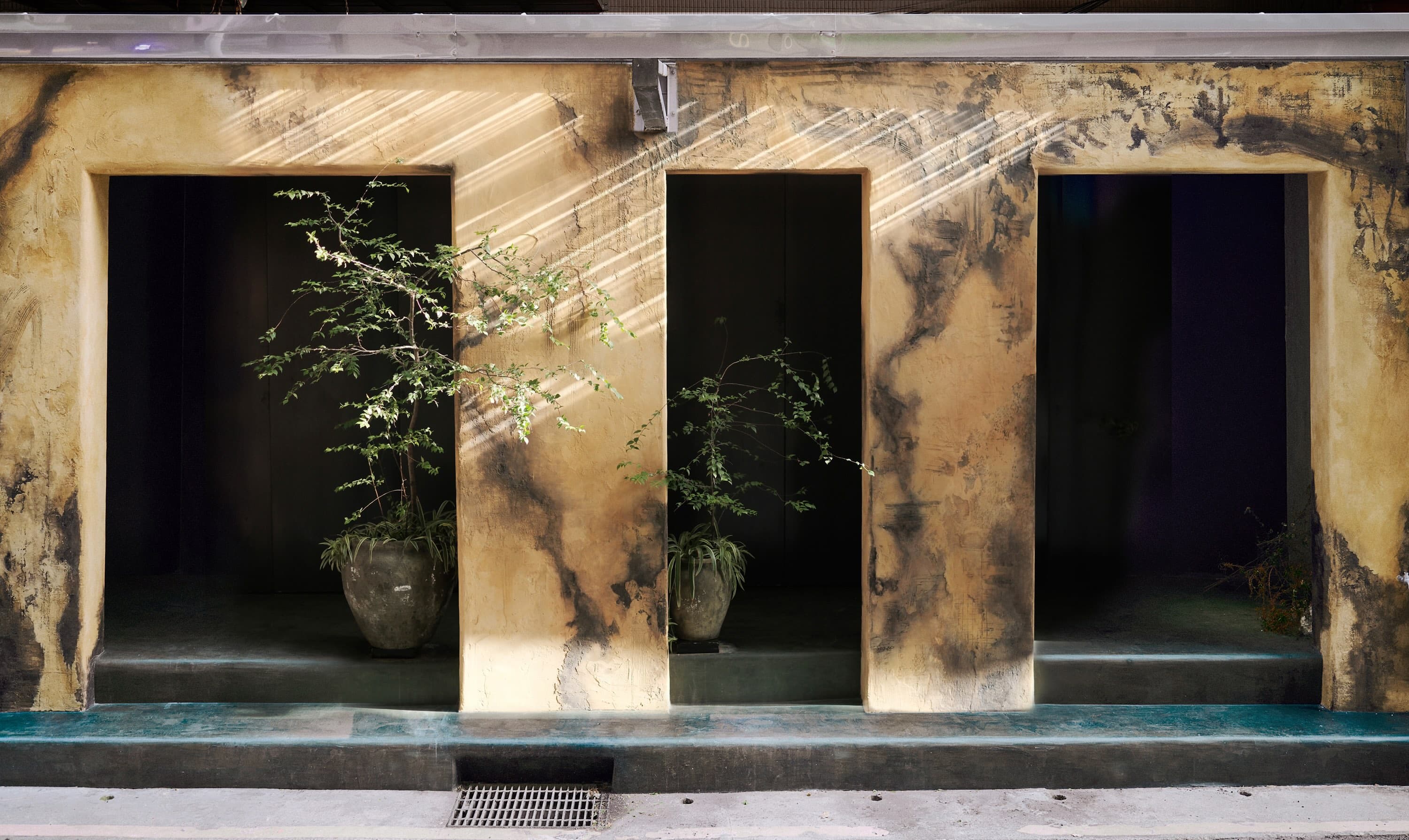 https://cdn.eatsy.tech/restaurant/derone_teasense/images/conceptList/SPACE_Exterior_03(外觀_入口).jpeg