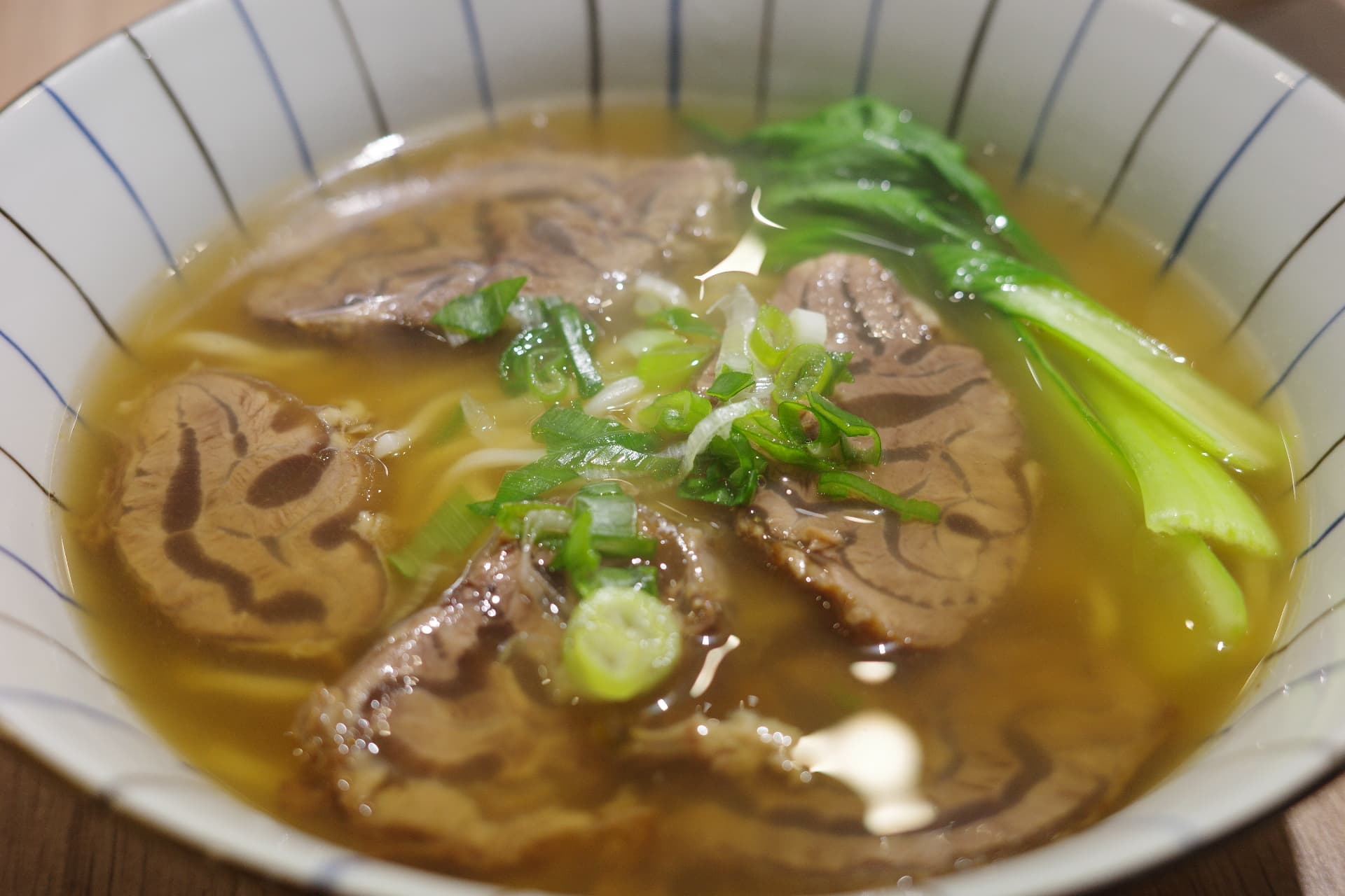 澄んだスープでじっくり煮込んだ清燉牛肉麺。素材の旨みをそのままに味わえる一杯