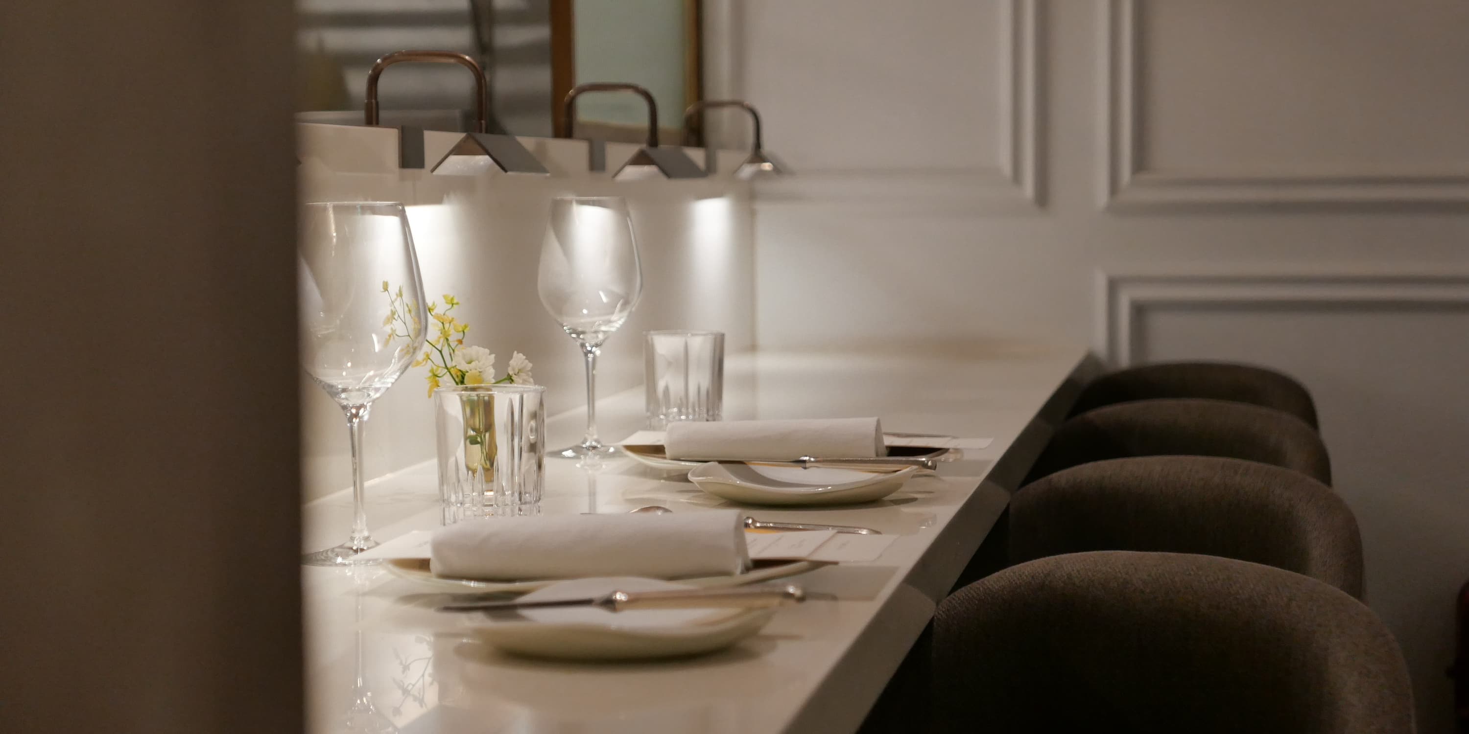 The slightly raised white wall in front of the bar area cleverly protects your "Me time." The dedicated rhythm for dining and drinking is surprisingly comfortable! It's not only solo-friendly but also a designated seat for returning gourmets!